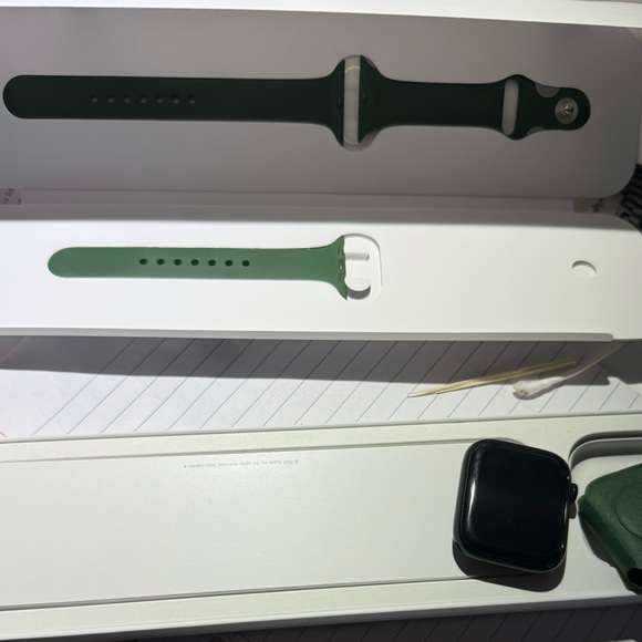 Series 7 iwatch green with watchbands and unlocked ready to pair and use - Picture 4 of 14